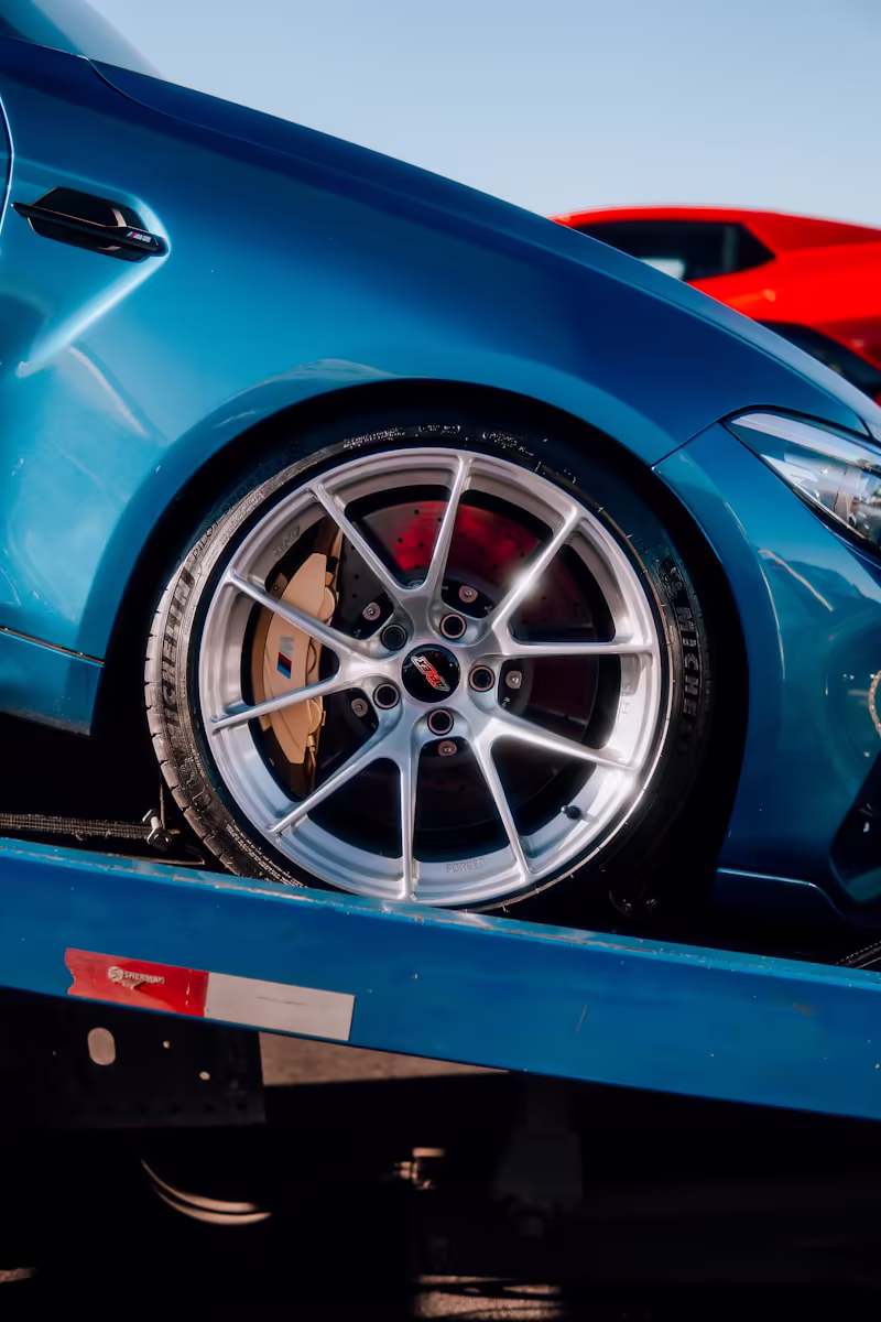 Véhicule sur plateau de remorquage, détail roue