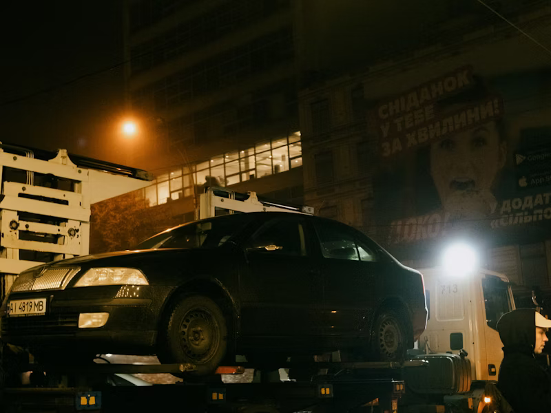 Véhicule chargé sur un plateau de dépanneuse